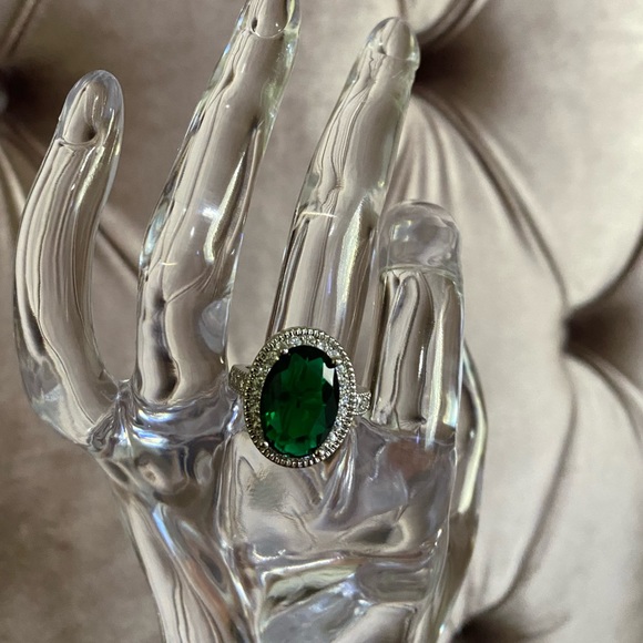 Gorgeous Oval Cut 2.95ct Emerald 925 Silver Ring - Picture 2 of 7